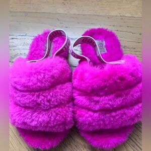 Little kids Ugg faux fur slipper sandal in pink.
